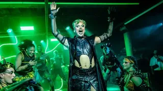 'Drag Race' Star Jan Shines in West End Debut as Oscar Wilde in “Oscar at the Crown”