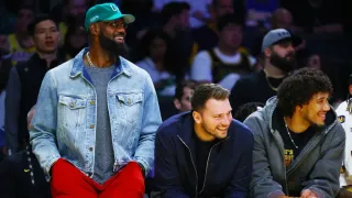 Lebron James Returns to Practice With Lakers but Hasn't Decided Whether to Make Season Debut Tuesday